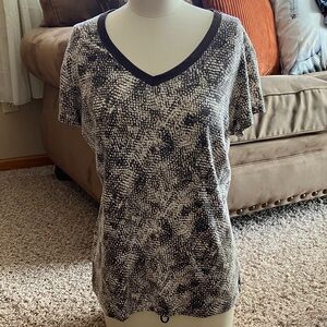 Chic V-Neck Short Sleeve Top